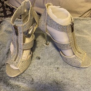 Silver with bling brand new heals size 6.5